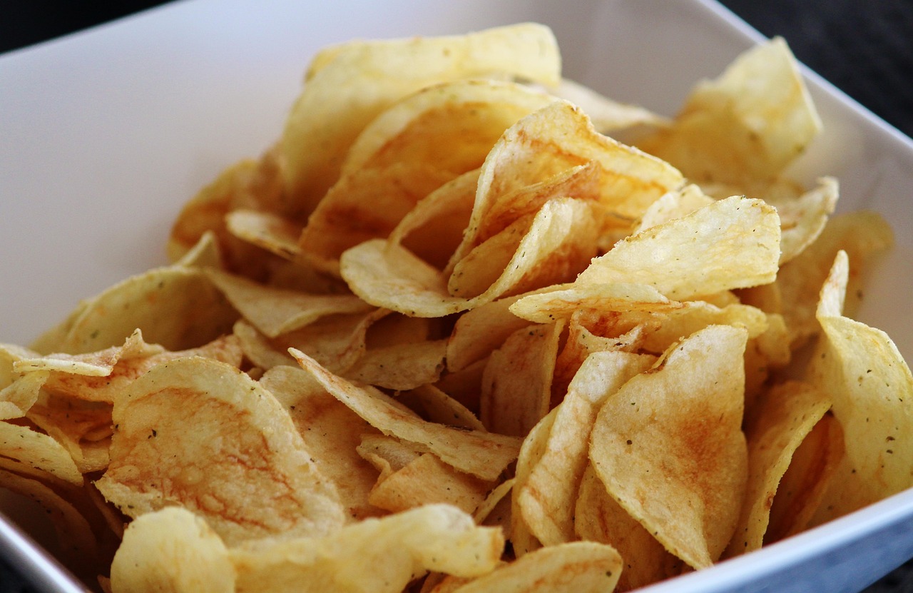 Test de maîtrise de soi avec paquet de chips ouvert pour vaincre les addictions alimentaires